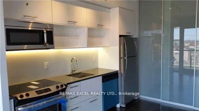 Trolley Crescent in Toronto · Waterfront Communities C8 — photo 2