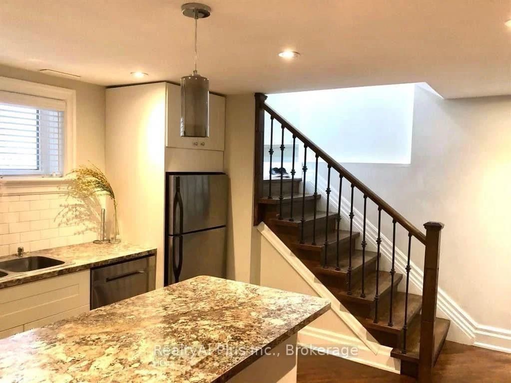 Hopperton Drive in Toronto · St. Andrew-Windfields — photo 2