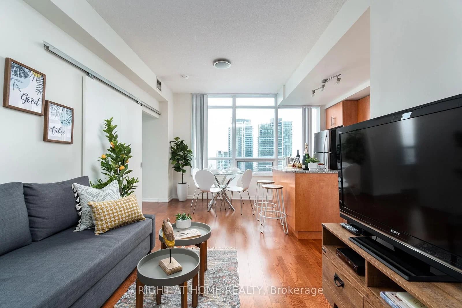 Bremner Boulevard in Toronto · Waterfront Communities C1 — photo 2
