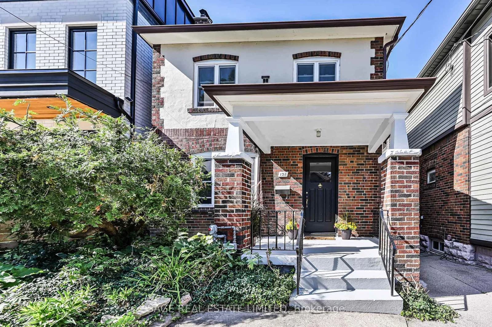 Photo of Manor Road in Toronto · Mount Pleasant West