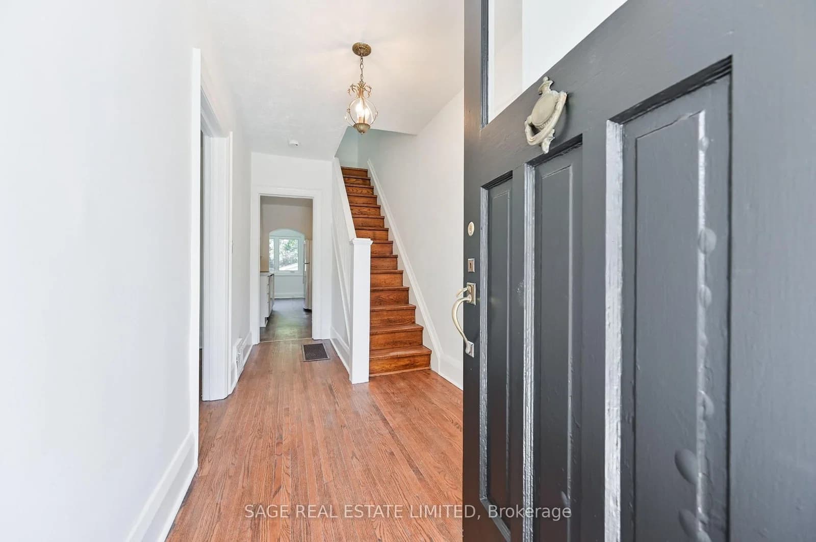 Manor Road in Toronto · Mount Pleasant West — photo 2