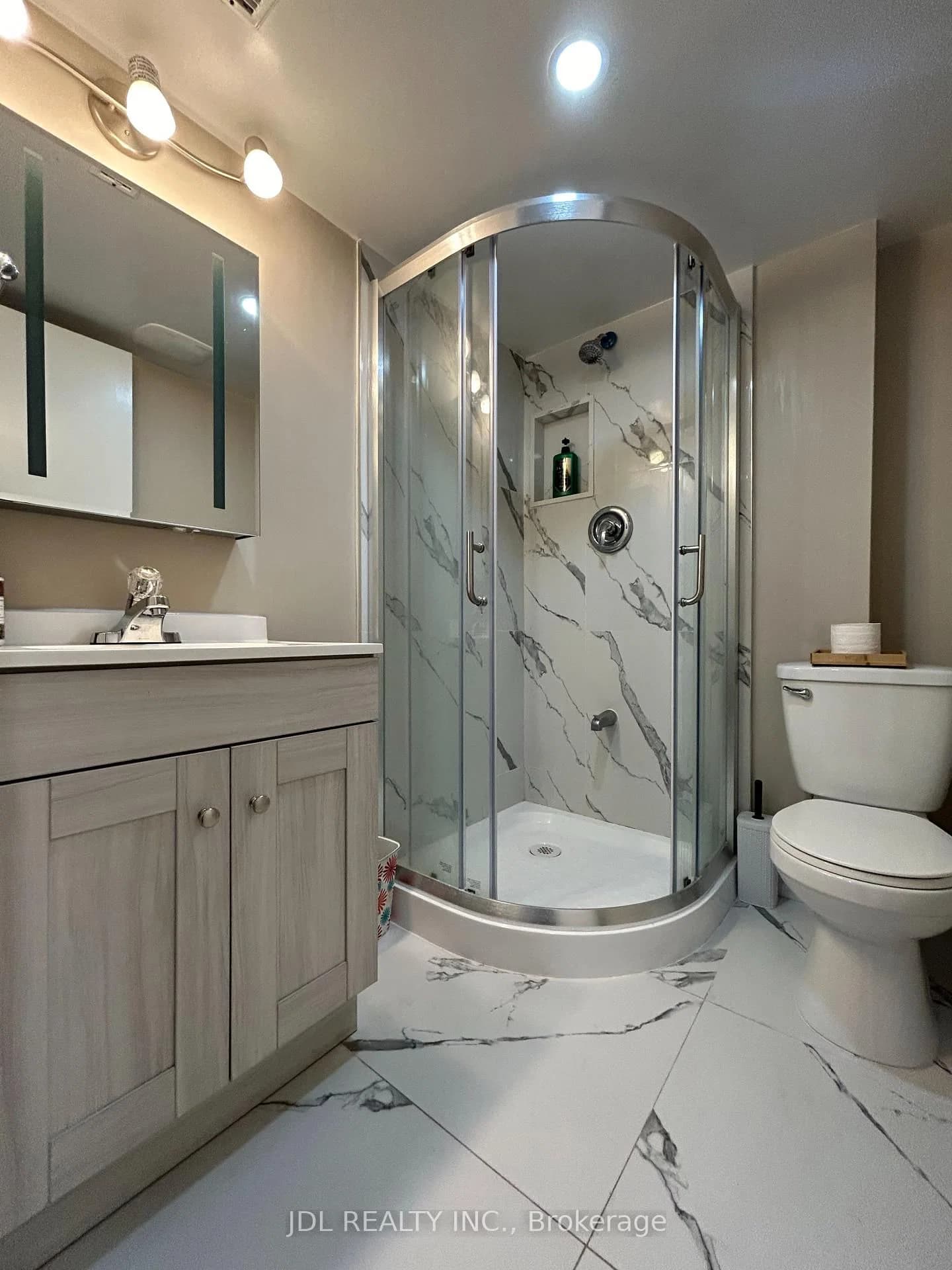 Banstock Dr Drive Bedroom Main Floor in Toronto · Bayview Woods-Steeles — photo 3