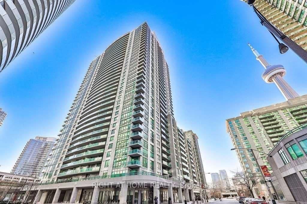Grand Trunk Crescent in Toronto · Waterfront Communities C1 — photo 2