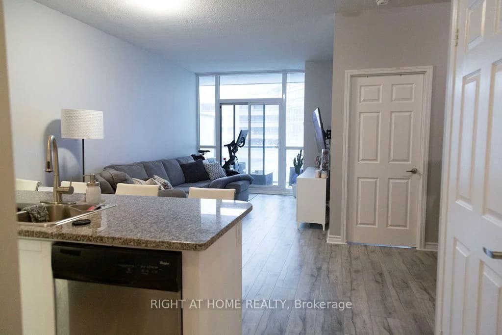 Grand Trunk Crescent in Toronto · Waterfront Communities C1 — photo 3