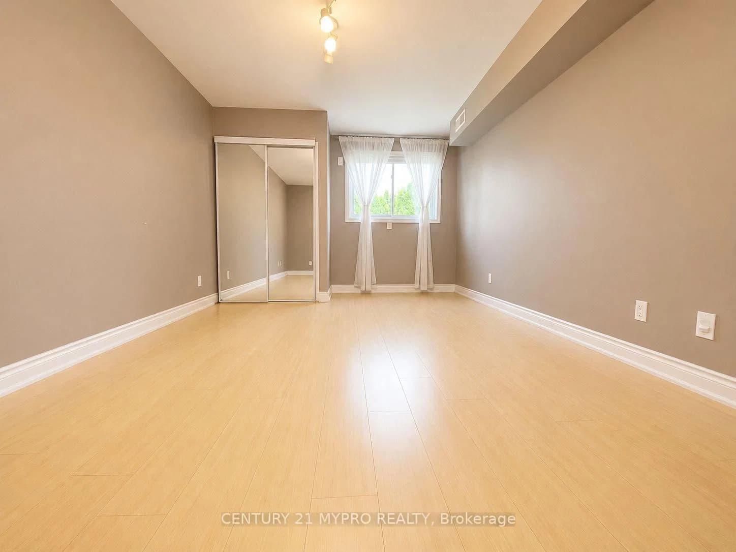 North Hills Terrace in Toronto · Banbury-Don Mills — photo 3