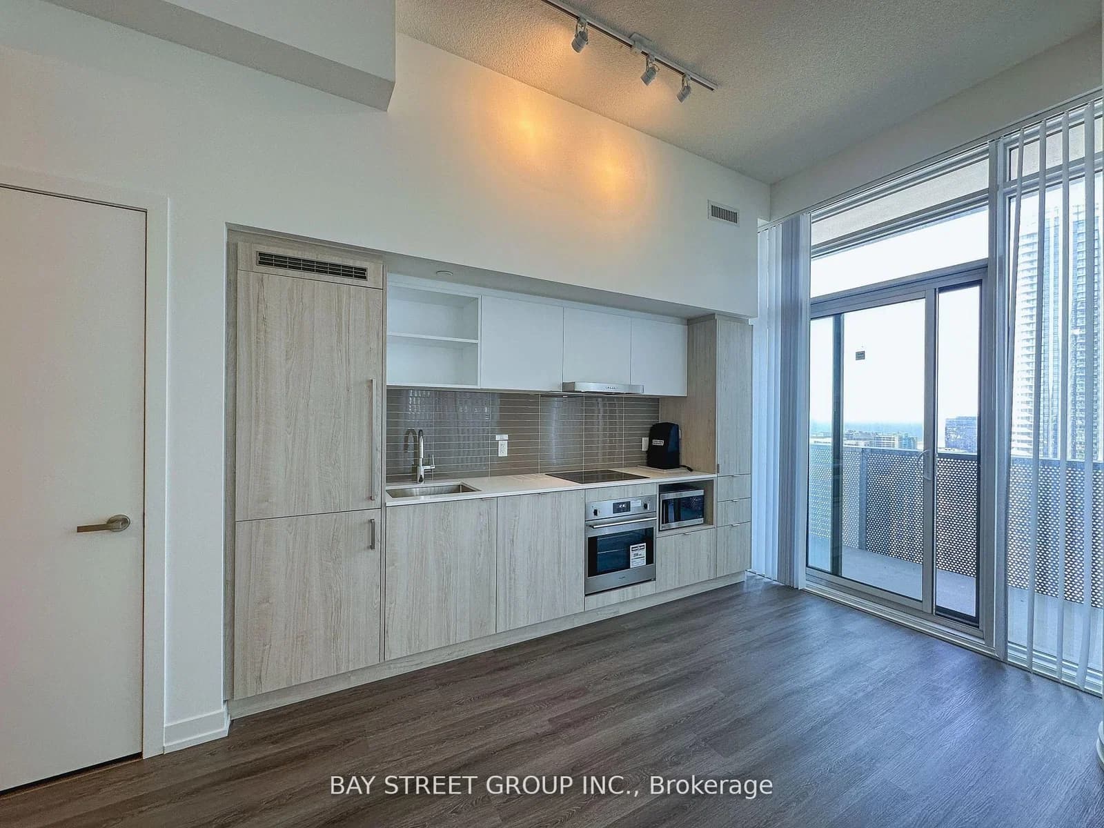 Downes Street in Toronto · Waterfront Communities C8 — photo 2