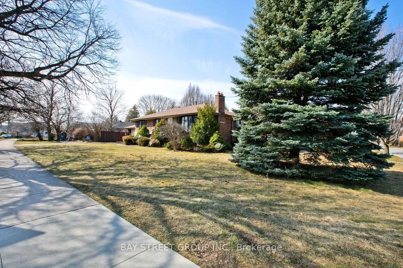 Elvaston Drive in Toronto · Victoria Village — photo 2
