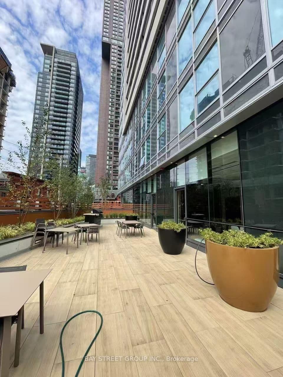 Sherbourne Street in Toronto · North St. James Town — photo 2