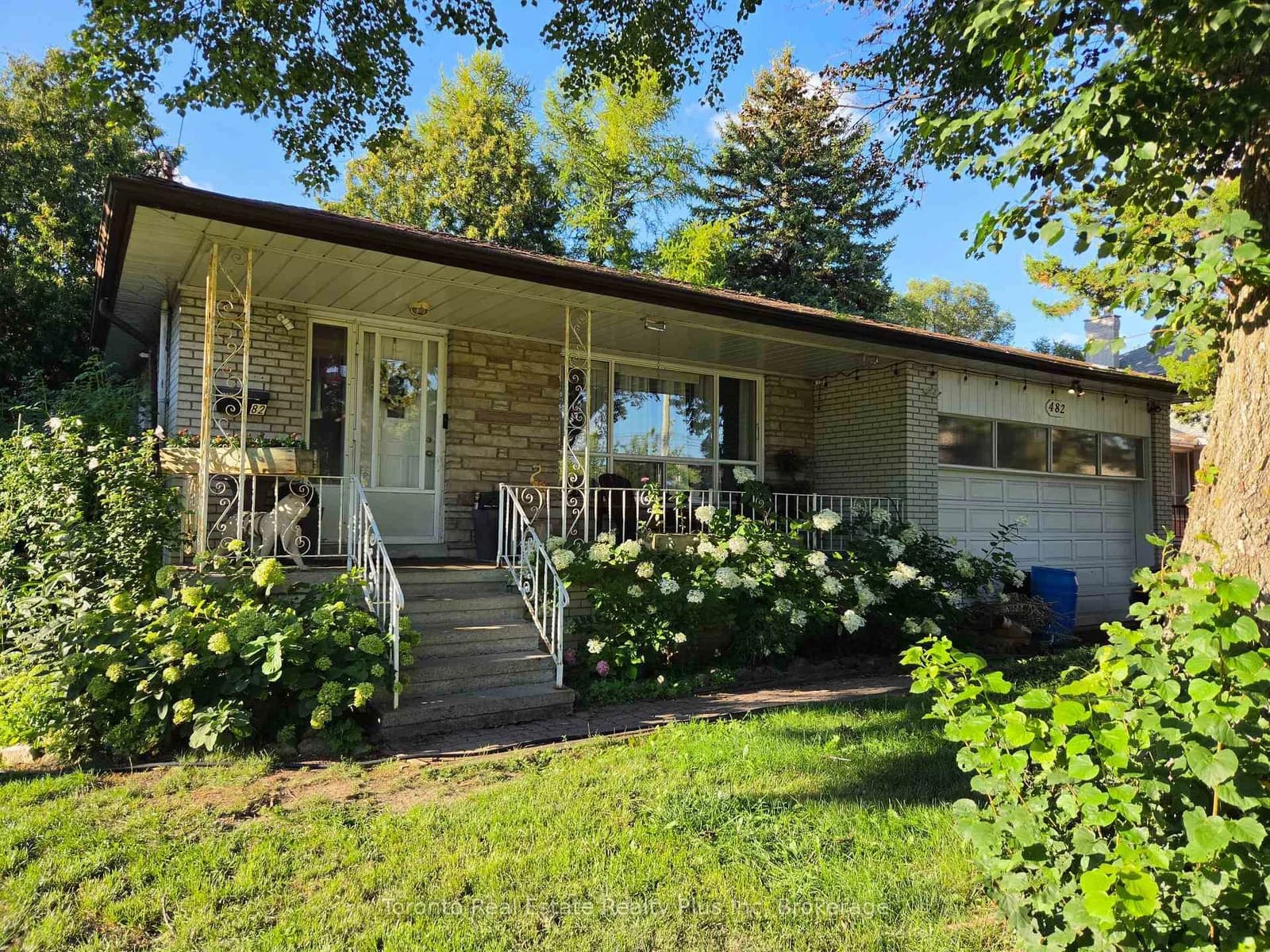 Ruth Avenue in Toronto · Newtonbrook East — photo 2
