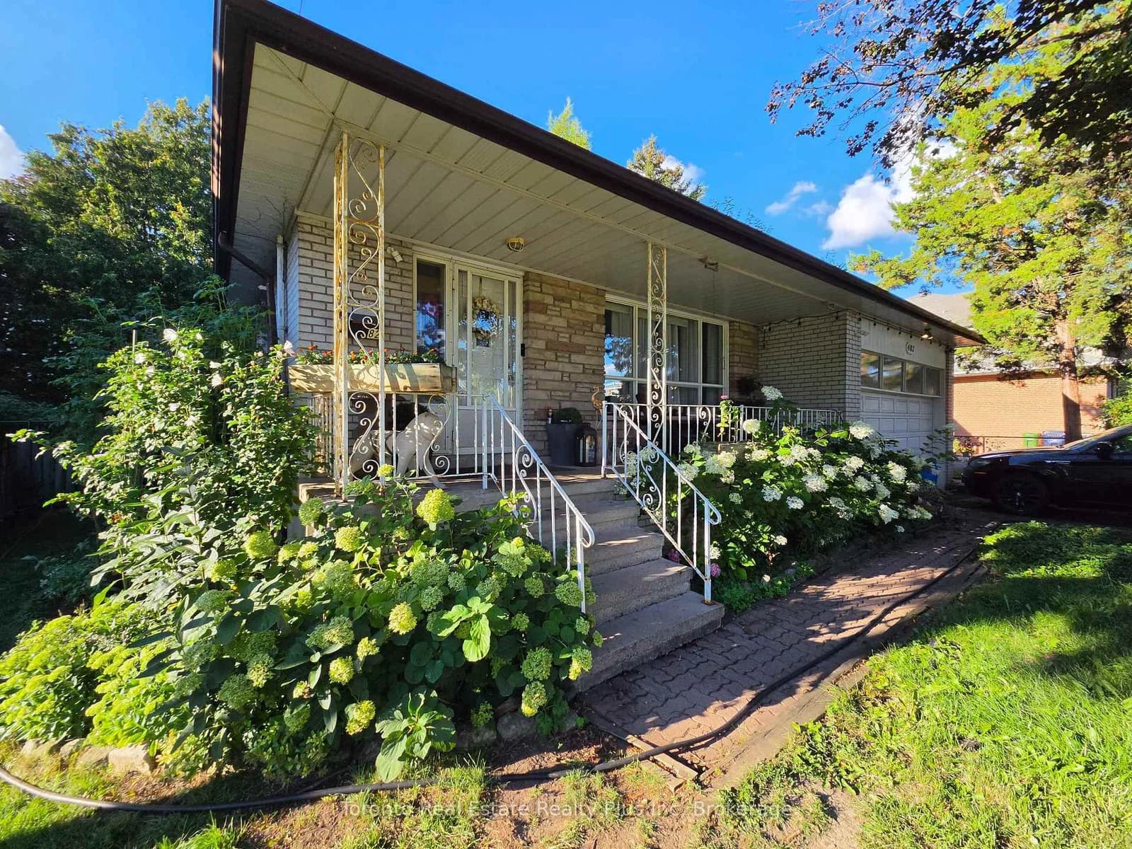 Ruth Avenue in Toronto · Newtonbrook East — photo 3