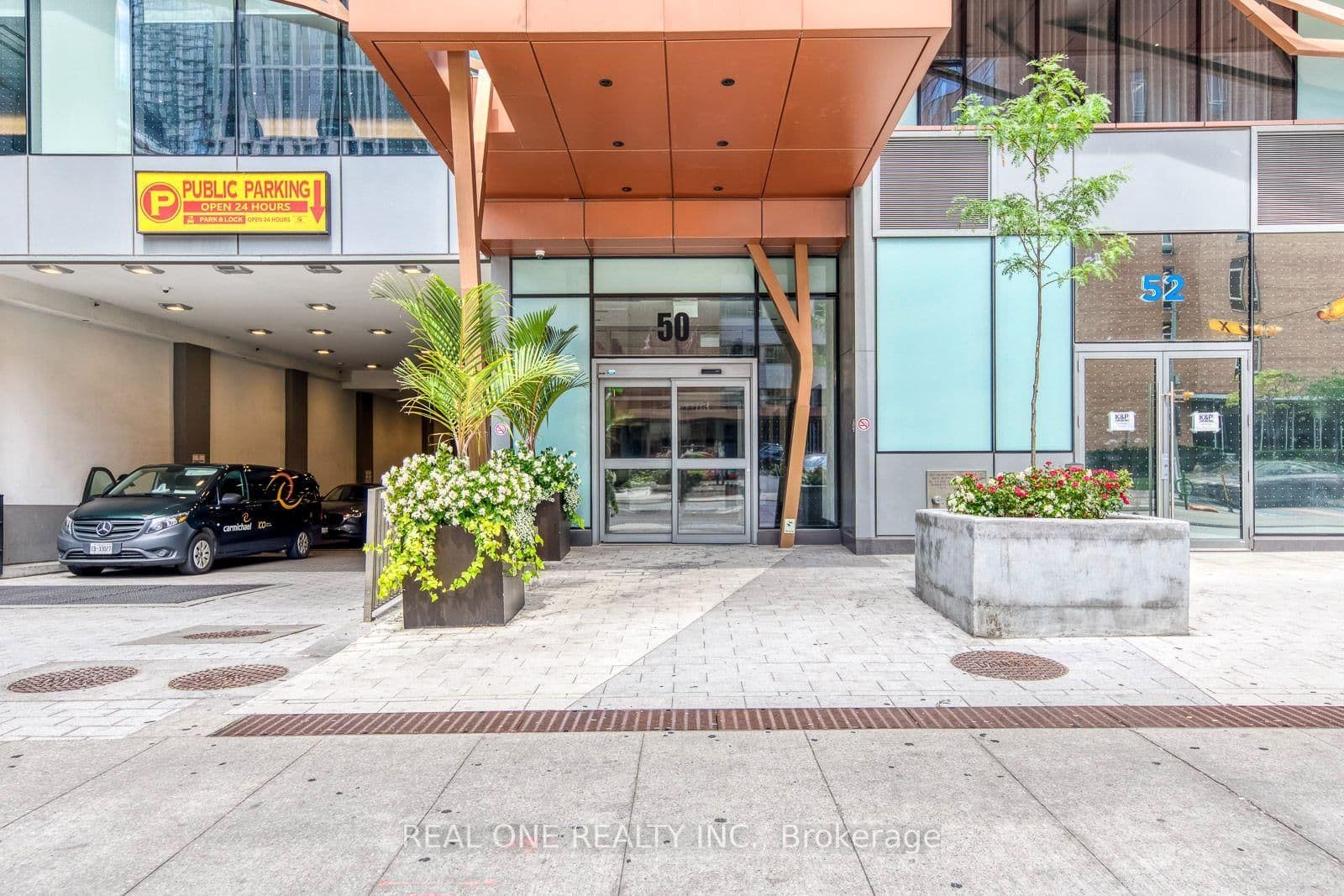 Wellesley Street in Toronto · Church-Yonge Corridor — photo 3