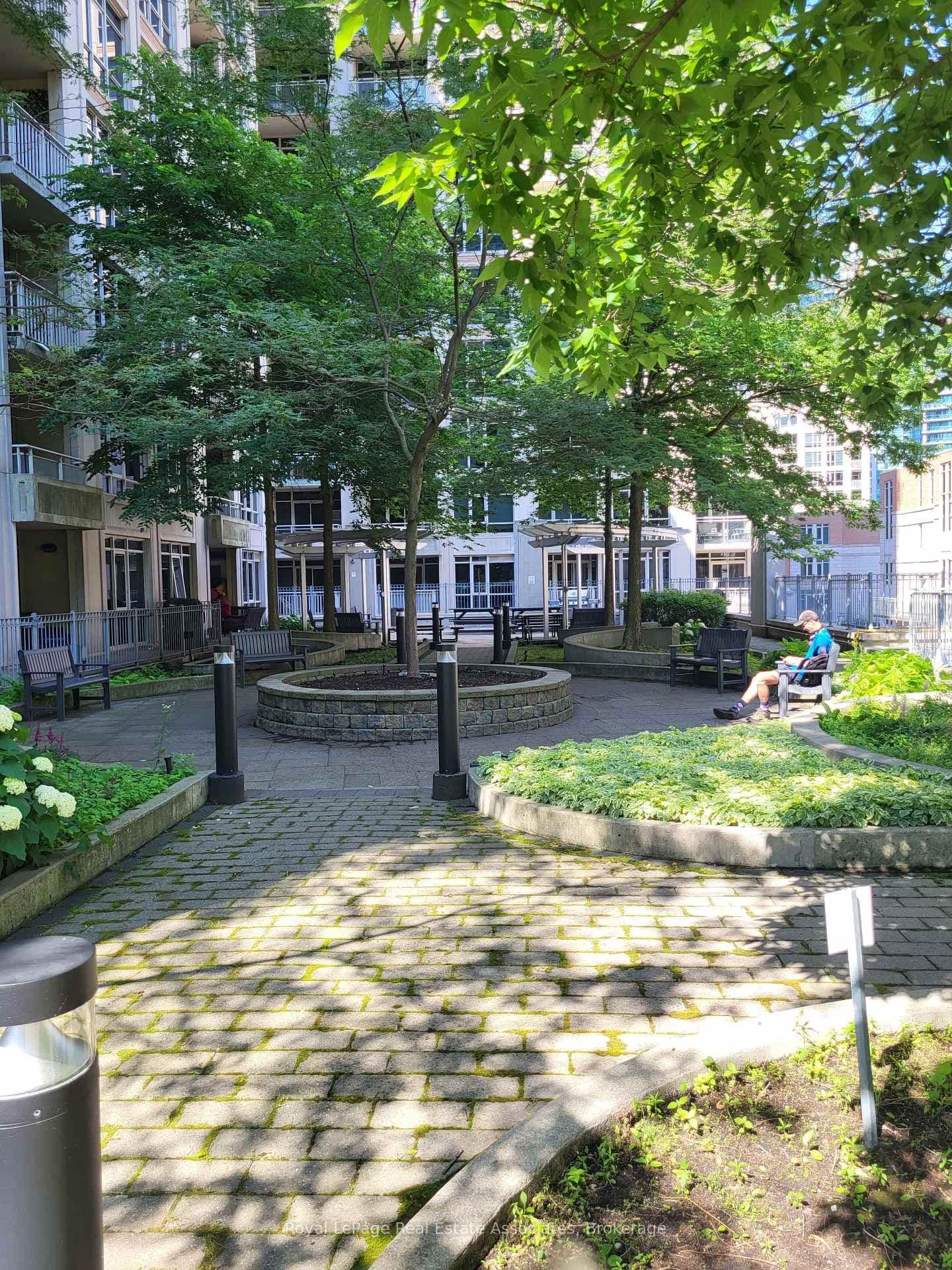 Photo of Grand Magazine Street in Toronto · Niagara