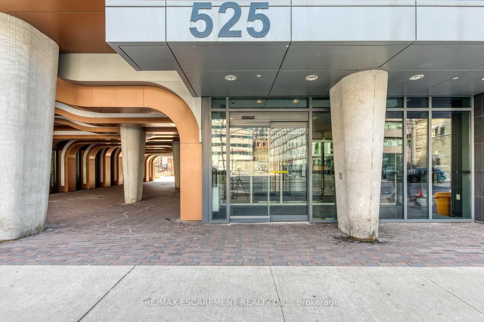 Adelaide Street in Toronto · Waterfront Communities C1 — photo 2