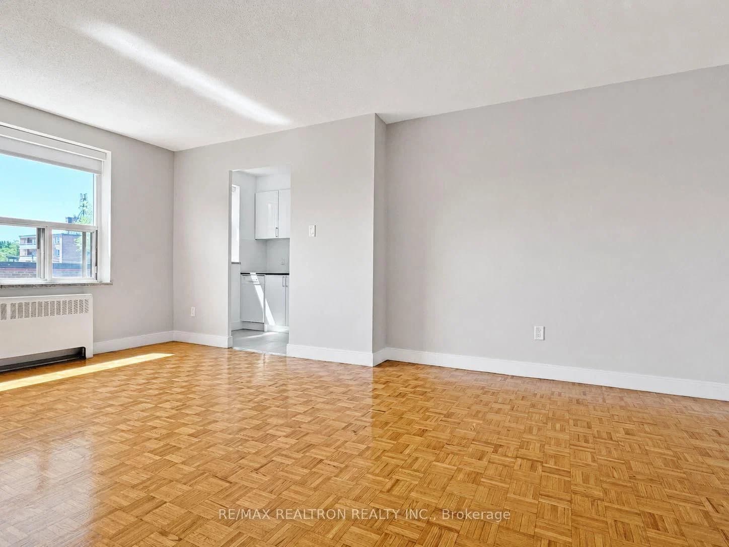 Bayview Avenue in Toronto · Leaside — photo 2