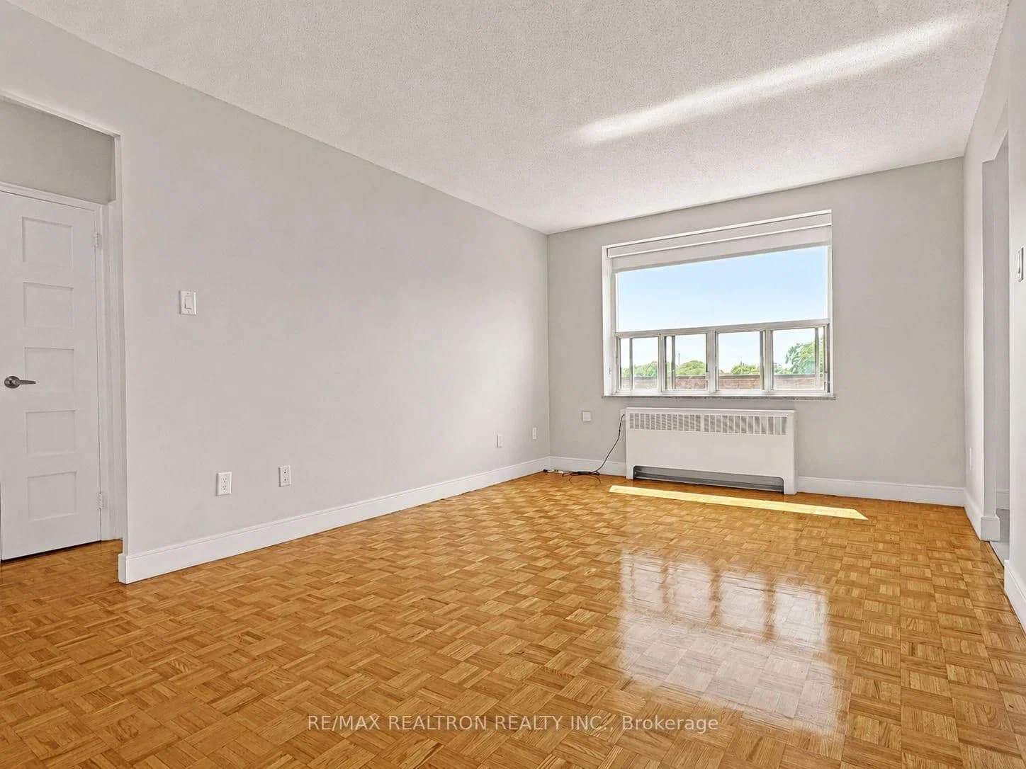 Bayview Avenue in Toronto · Leaside — photo 3