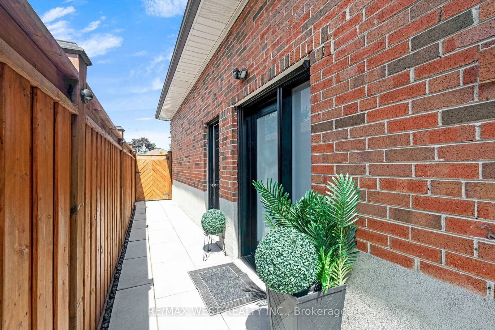 Searle Avenue in Toronto · Bathurst Manor — photo 2