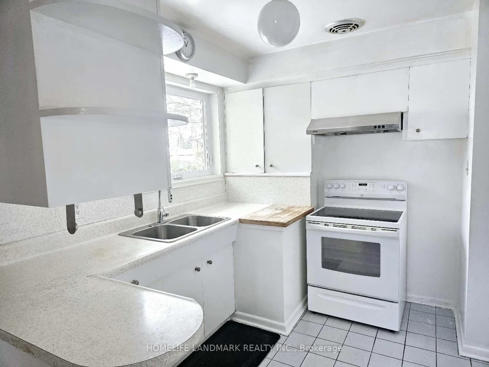 Bathford Crescent in Toronto · Bayview Village — photo 2