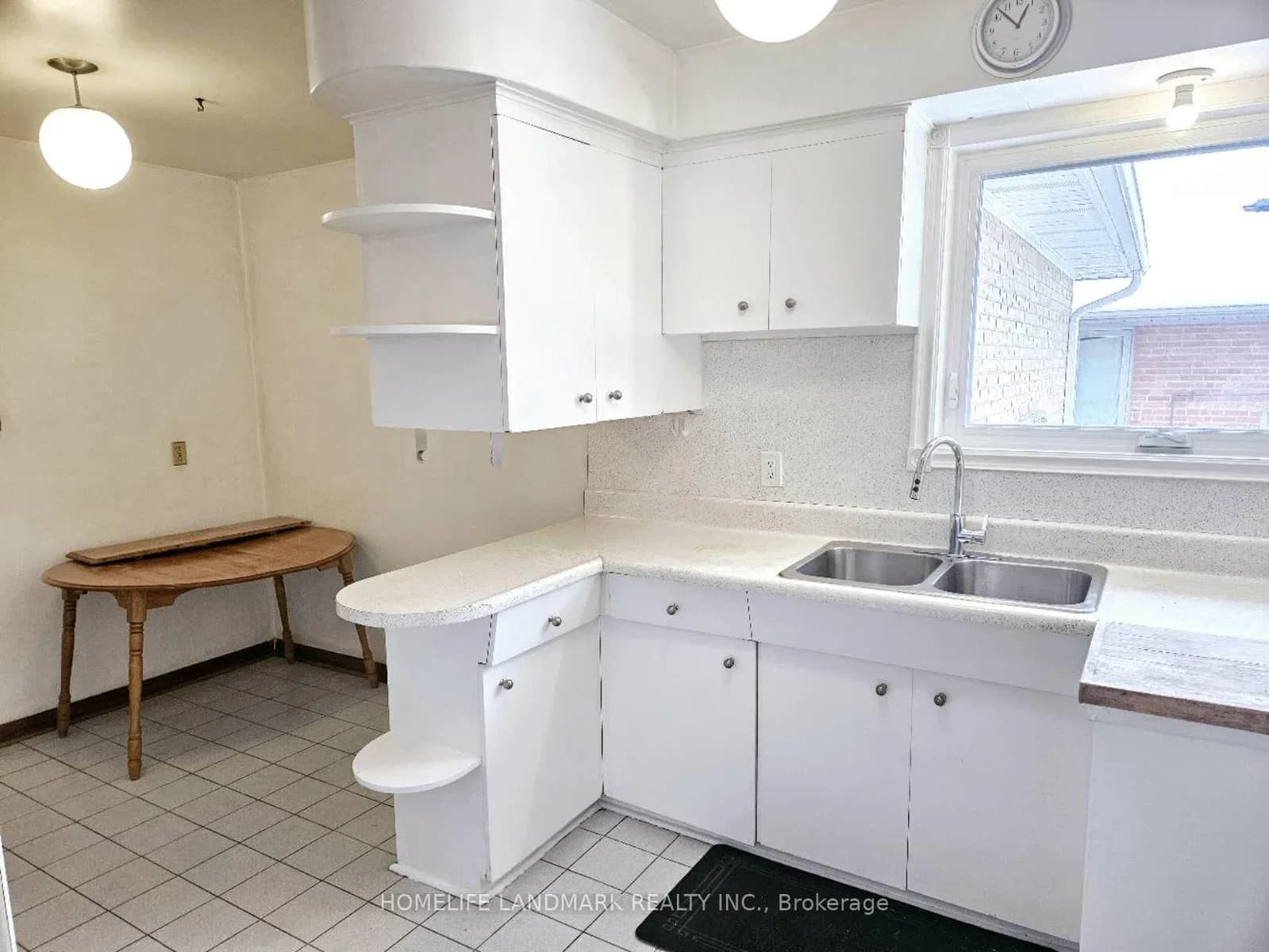 Bathford Crescent in Toronto · Bayview Village — photo 3