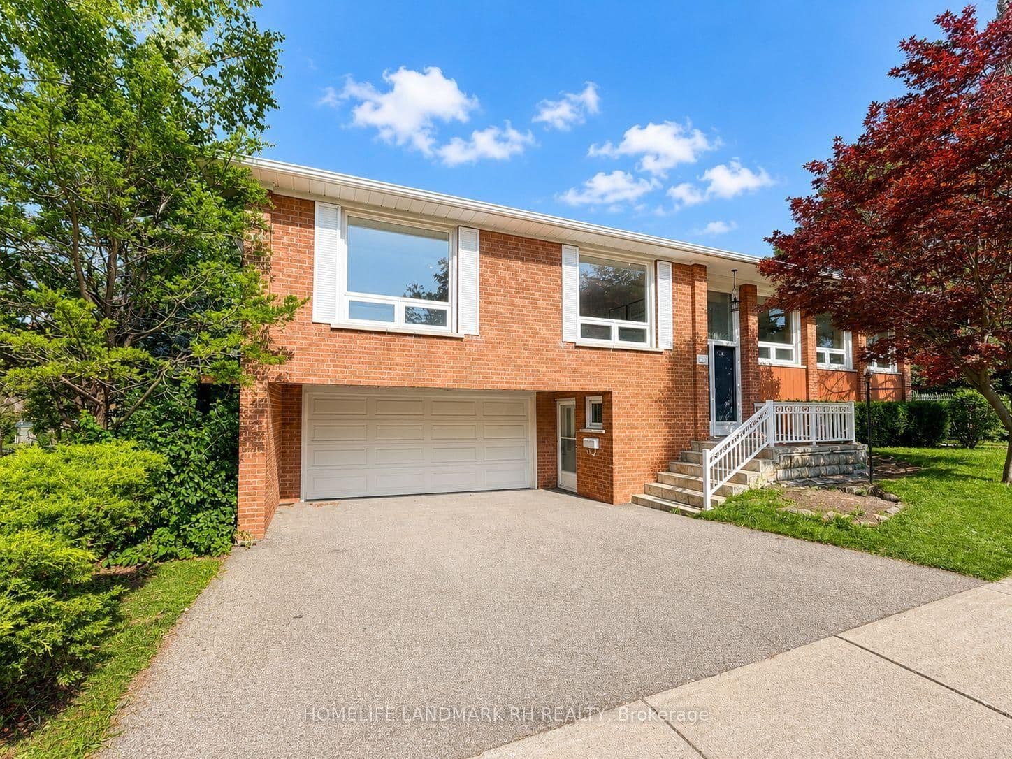 Maxome Avenue in Toronto · Newtonbrook East — photo 2