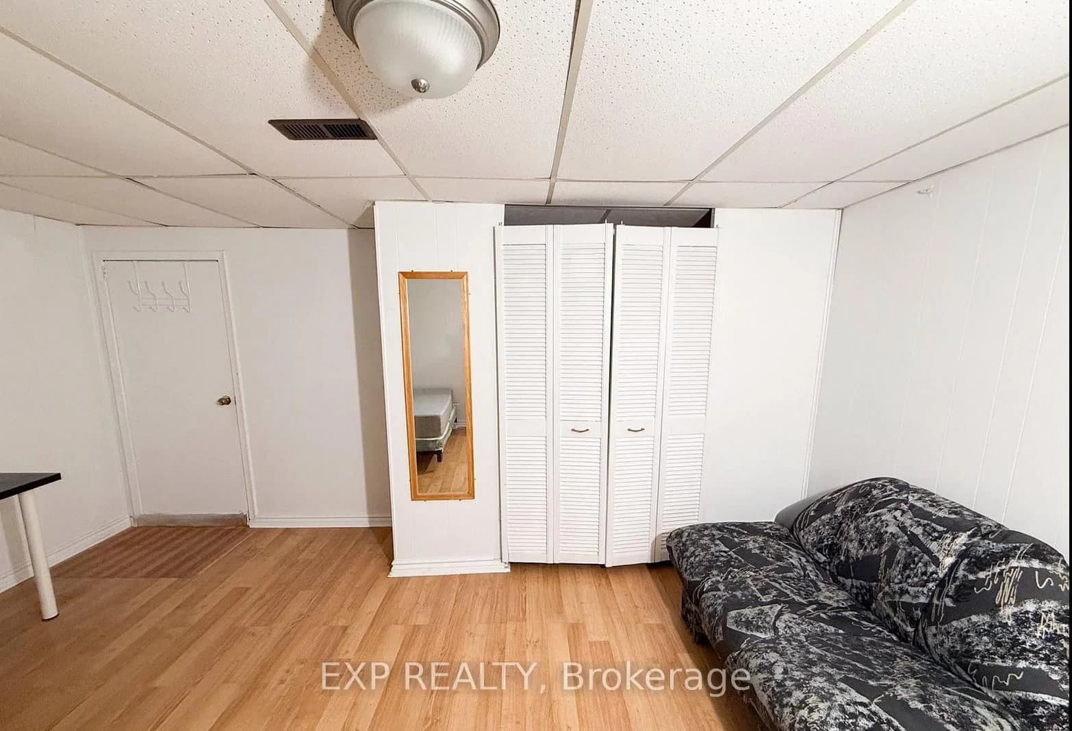 Drewry Avenue ROOM 1 in Toronto · Newtonbrook West — photo 3