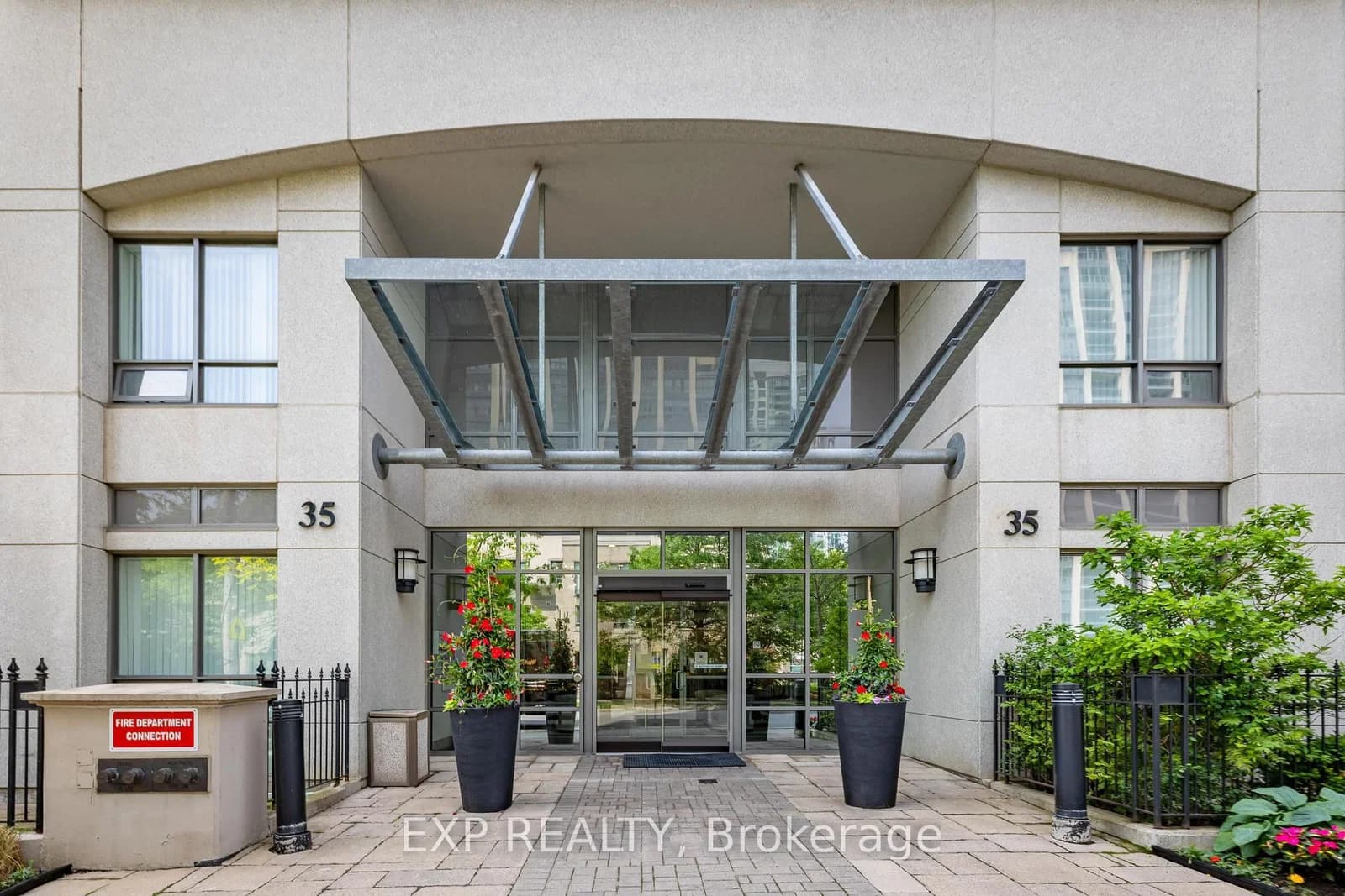 Hollywood Avenue in Toronto · Willowdale East — photo 2