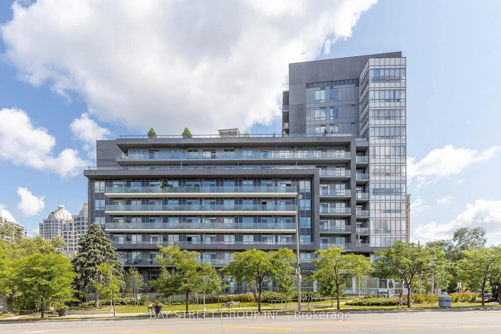 Kenaston Gardens in Toronto · Bayview Village — photo 2