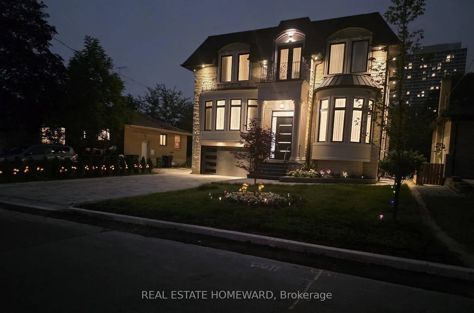 Burke Street level in Toronto · Newtonbrook West — photo 2