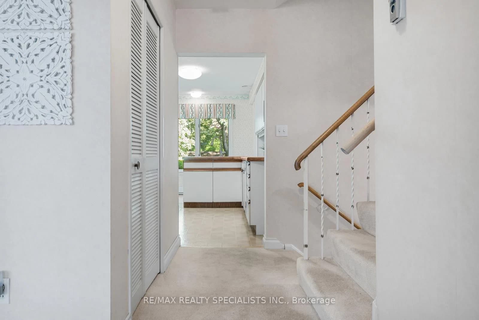 Michael Drive in Toronto · Hillcrest Village — photo 2