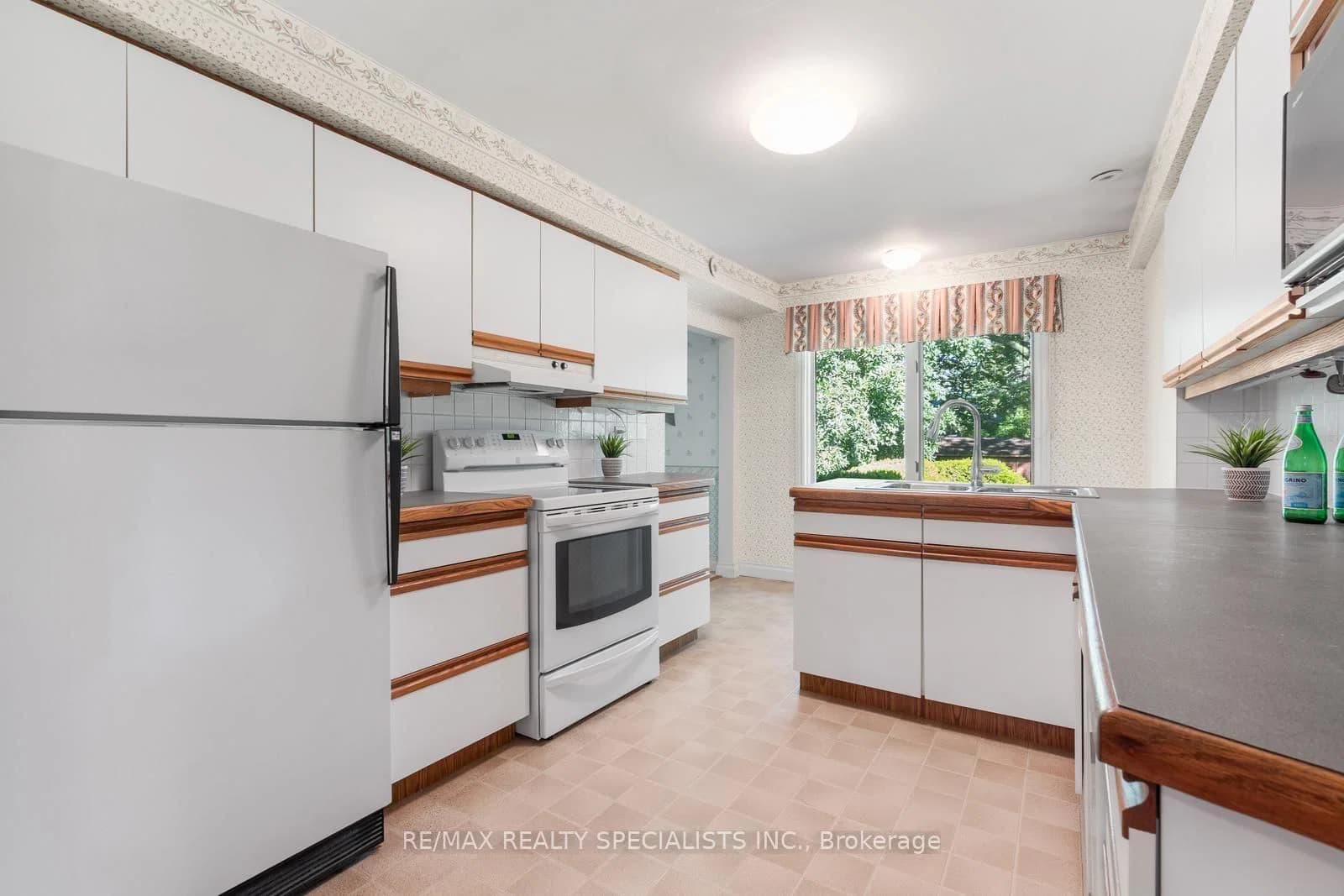 Michael Drive in Toronto · Hillcrest Village — photo 3