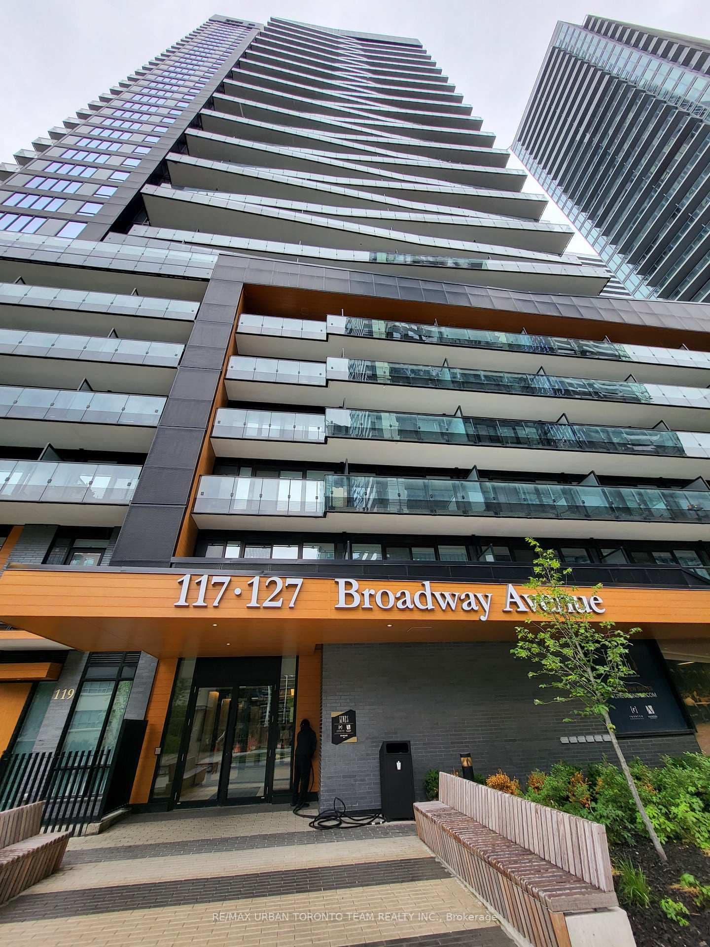 Photo of Broadway Avenue (UPH-02) in Toronto · Mount Pleasant West