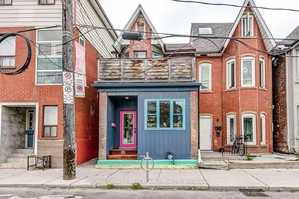 Photo of College Street in Toronto · Dufferin Grove