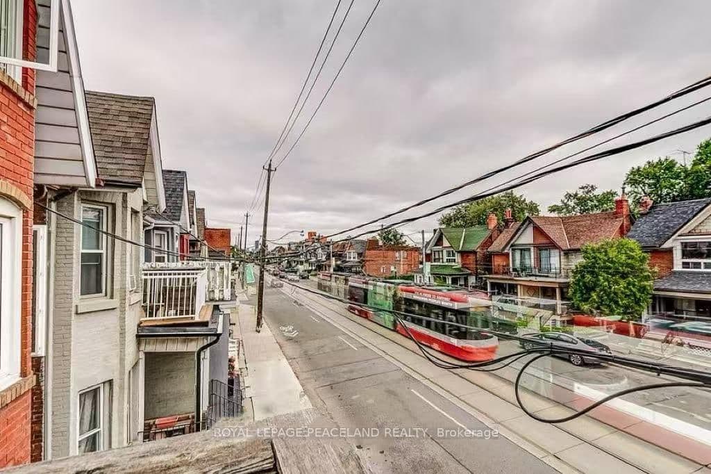 College Street in Toronto · Dufferin Grove — photo 3