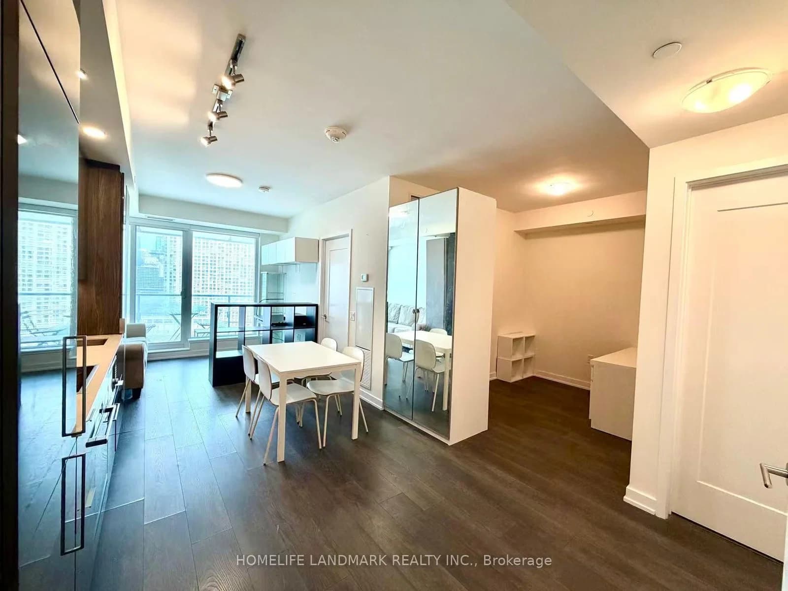 Freeland Street in Toronto · Waterfront Communities C8 — photo 2