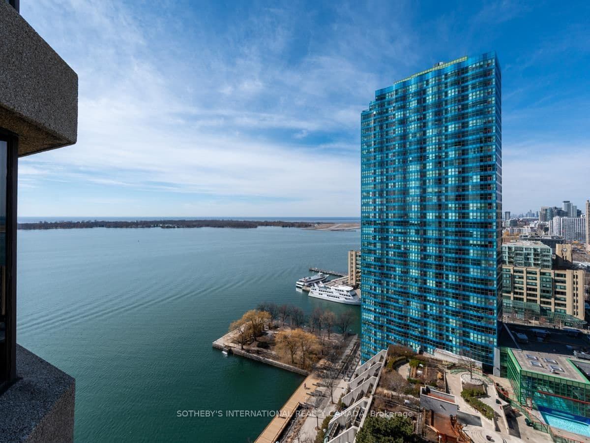 Photo of Harbour Square in Toronto · Waterfront Communities C1