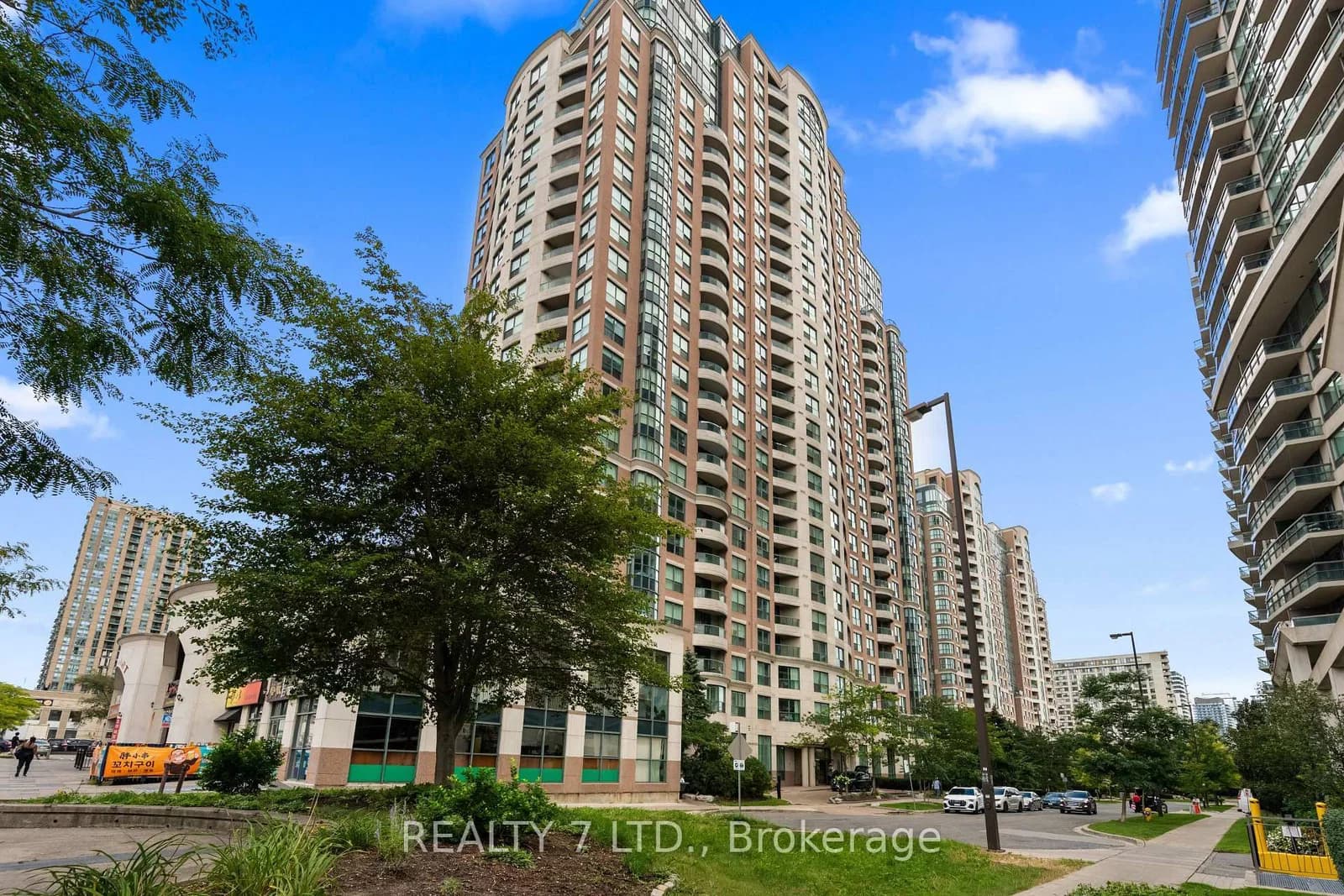 Lorraine Drive in Toronto · Willowdale West — photo 3