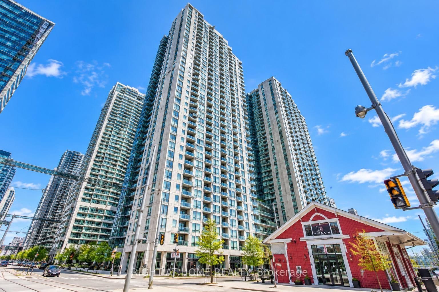 Harbour Square in Toronto · Waterfront Communities C1 — photo 3