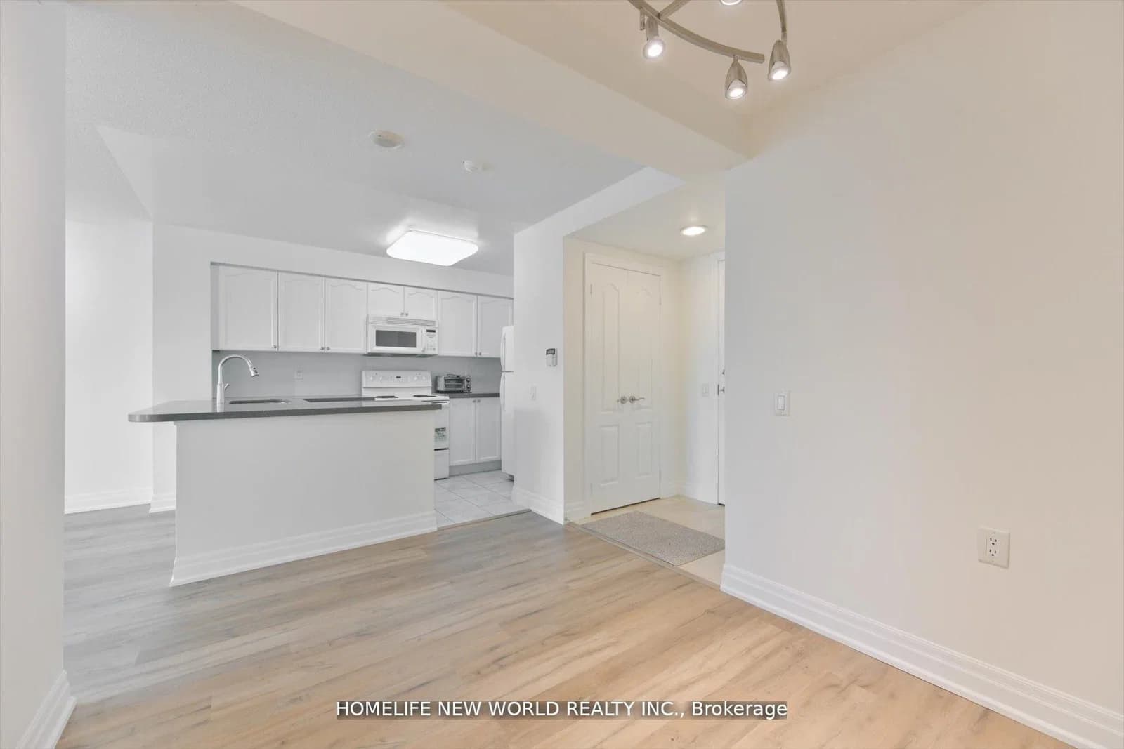 Hillcrest Avenue in Toronto · Willowdale East — photo 3