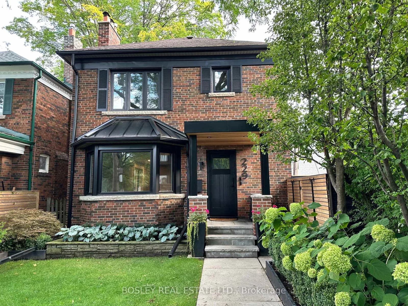 Photo of Manor Road in Toronto · Mount Pleasant East
