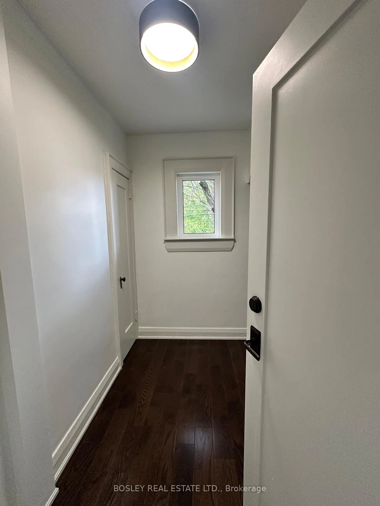 Manor Road in Toronto · Mount Pleasant East — photo 2