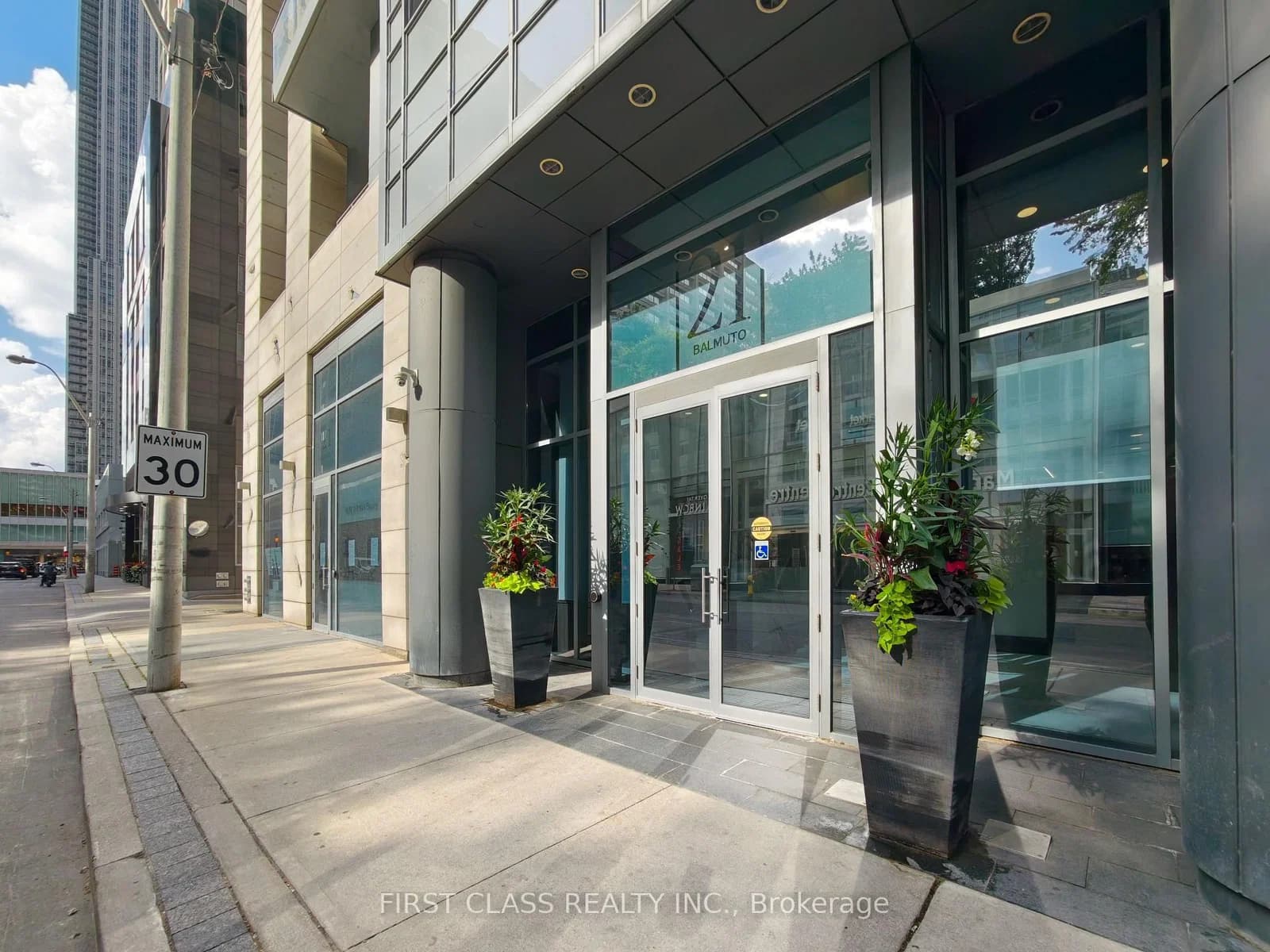 Balmuto Street in Toronto · Bay Street Corridor — photo 2