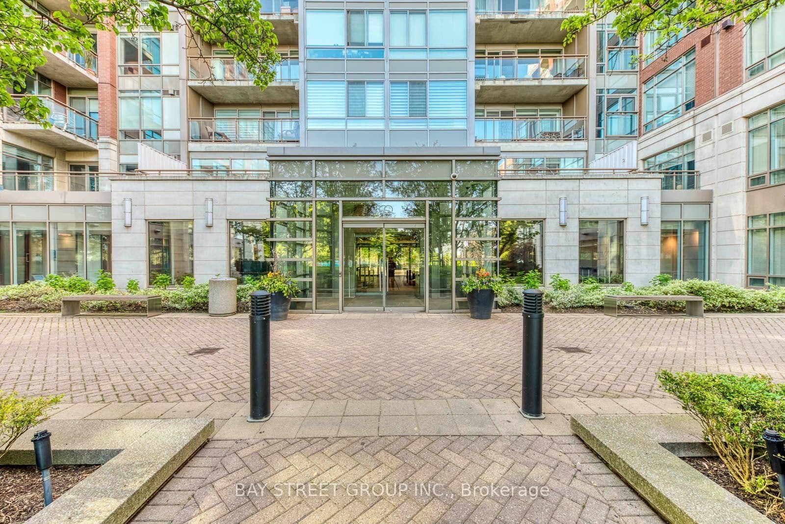 Queens Quay in Toronto · Waterfront Communities C1 — photo 2