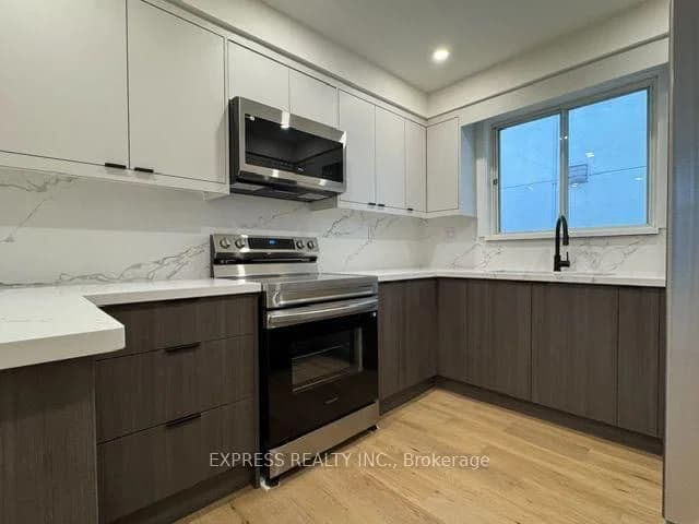 Avenue Road in Toronto · Lawrence Park South — photo 3