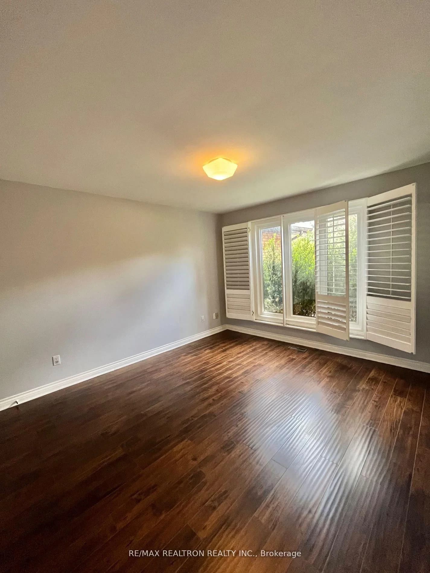 Lawnview Drive in Toronto · Willowdale East — photo 2