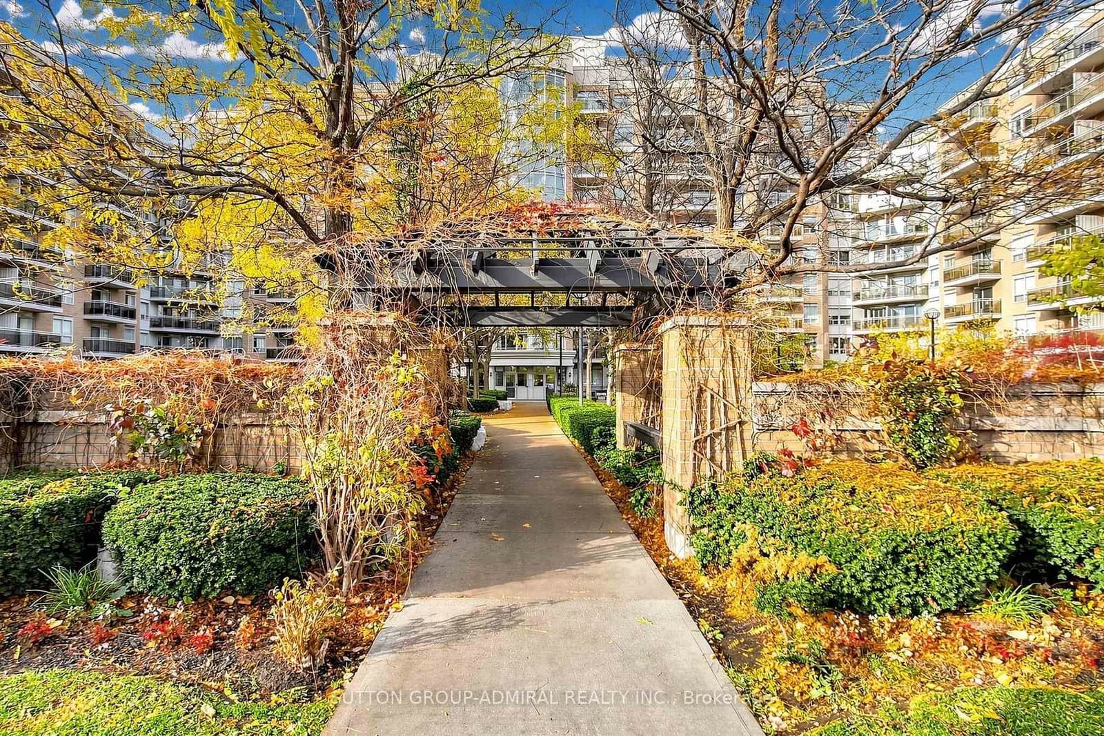 Lawrence Avenue in Toronto · Englemount-Lawrence — photo 3