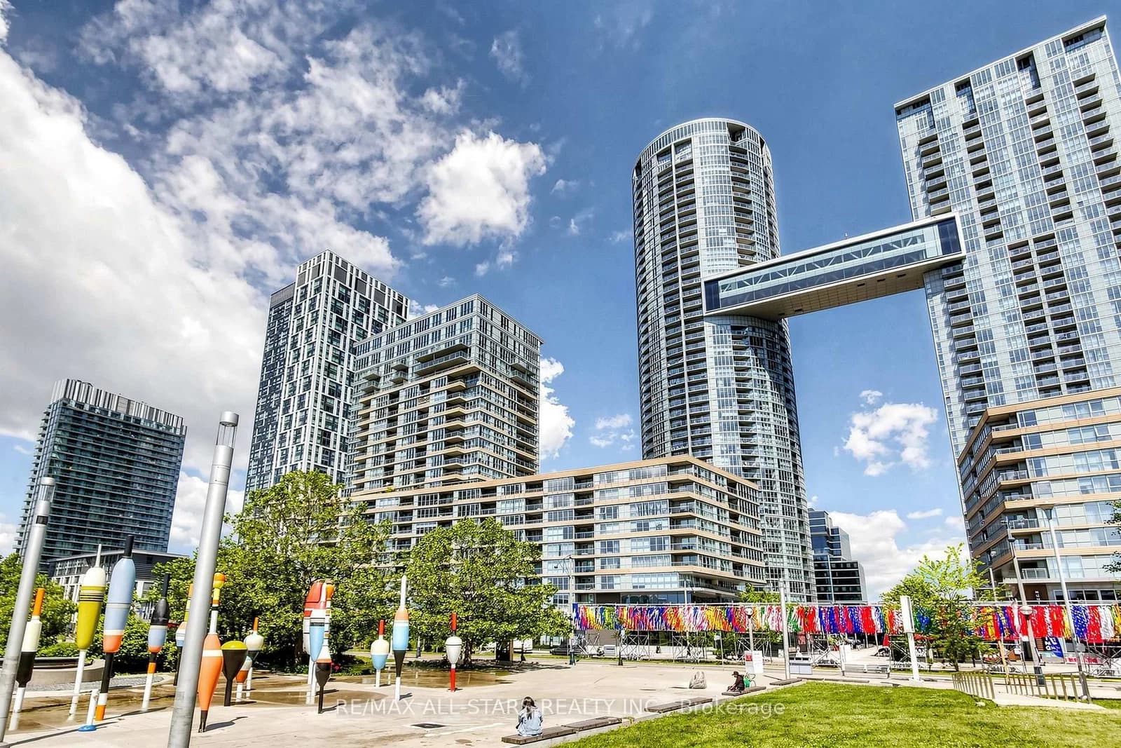 Photo of Fort York Boulevard in Toronto · Waterfront Communities C1
