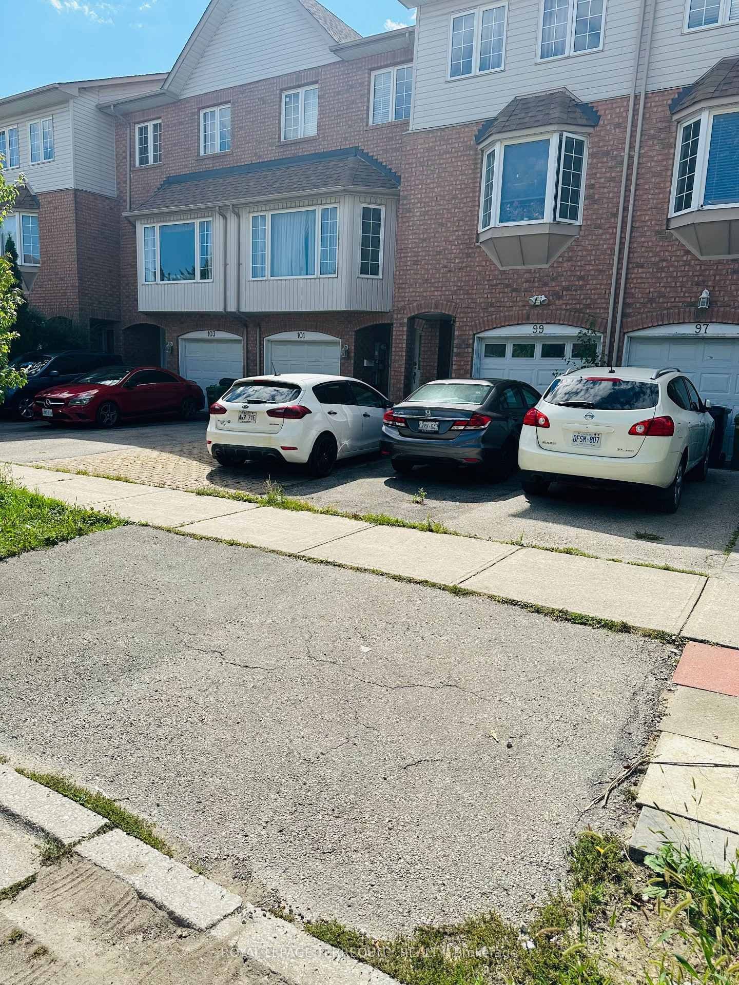 Sufi Crescent in Toronto · Victoria Village — photo 2