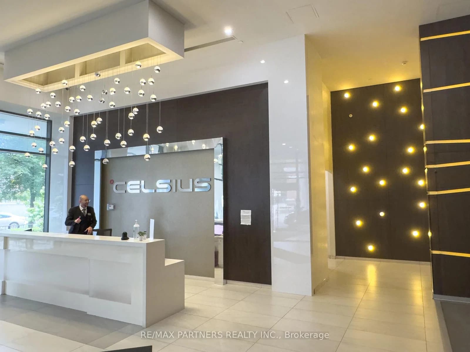 Canterbury Place in Toronto · Willowdale West — photo 2