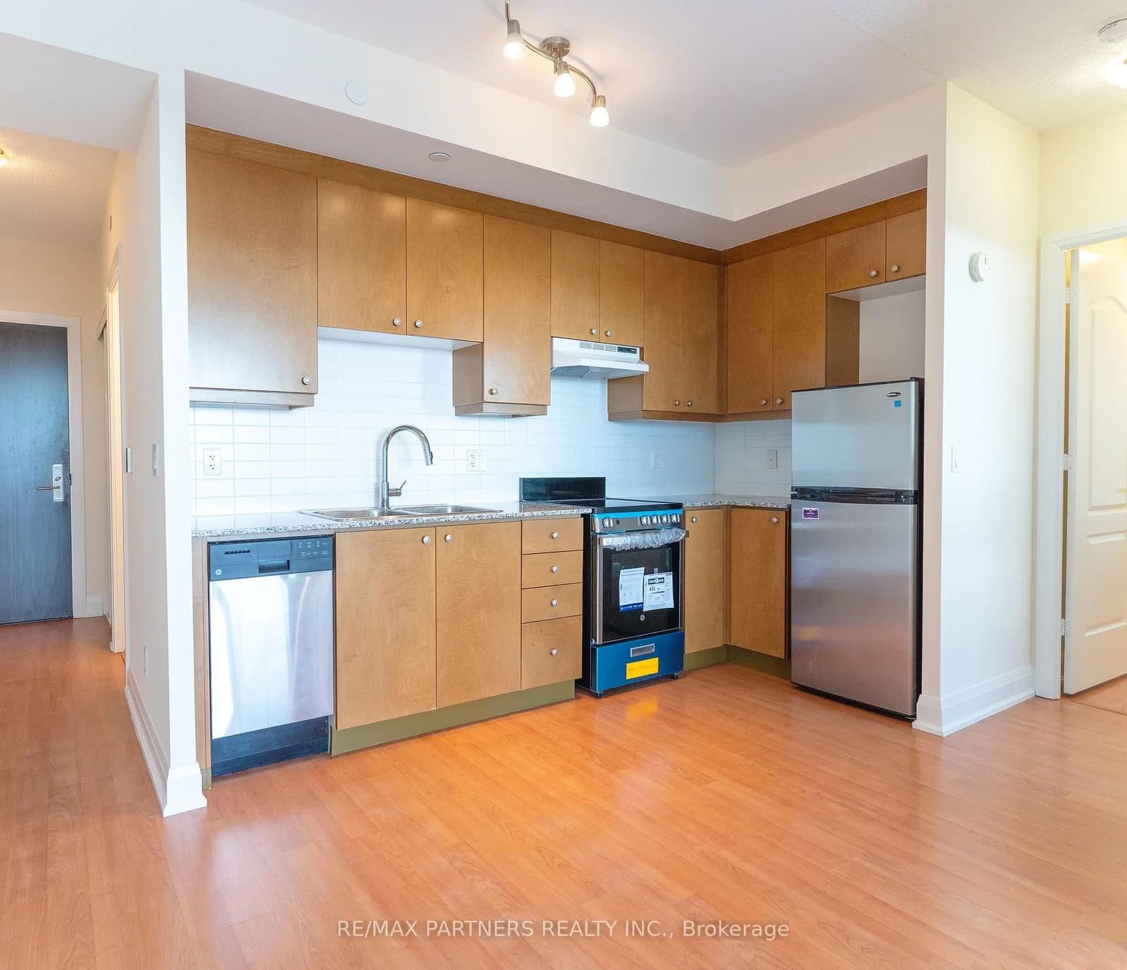 Canterbury Place in Toronto · Willowdale West — photo 3