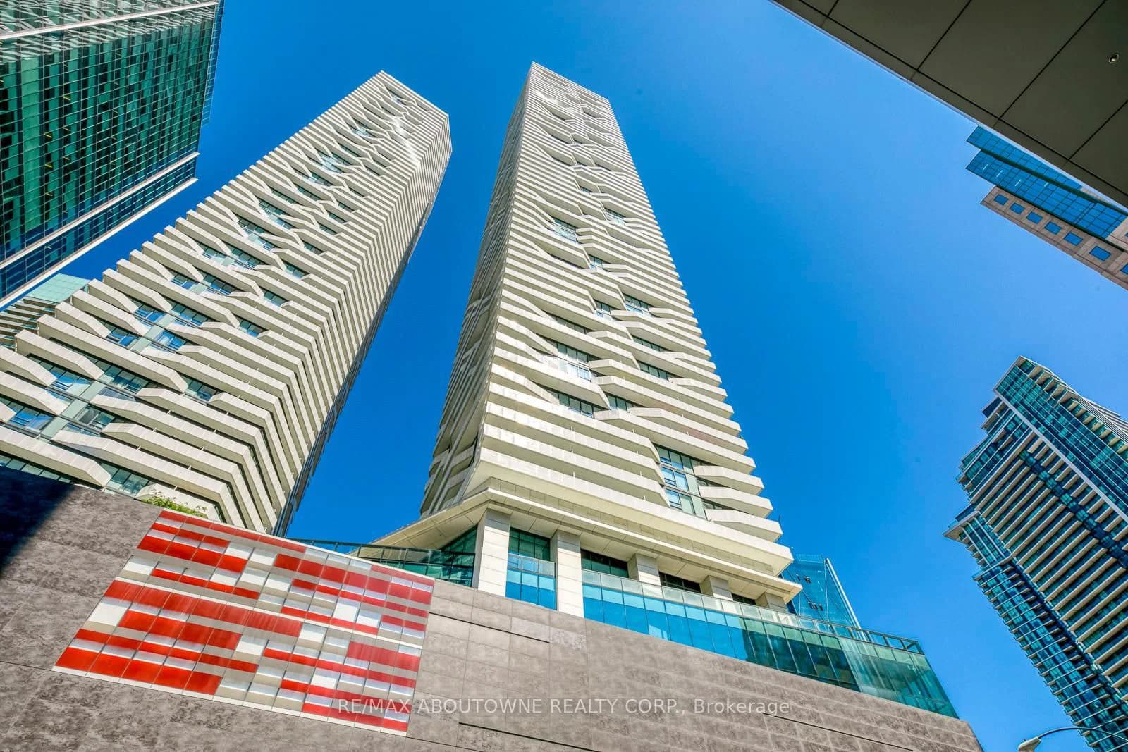 Harbour Street in Toronto · Waterfront Communities C1 — photo 2