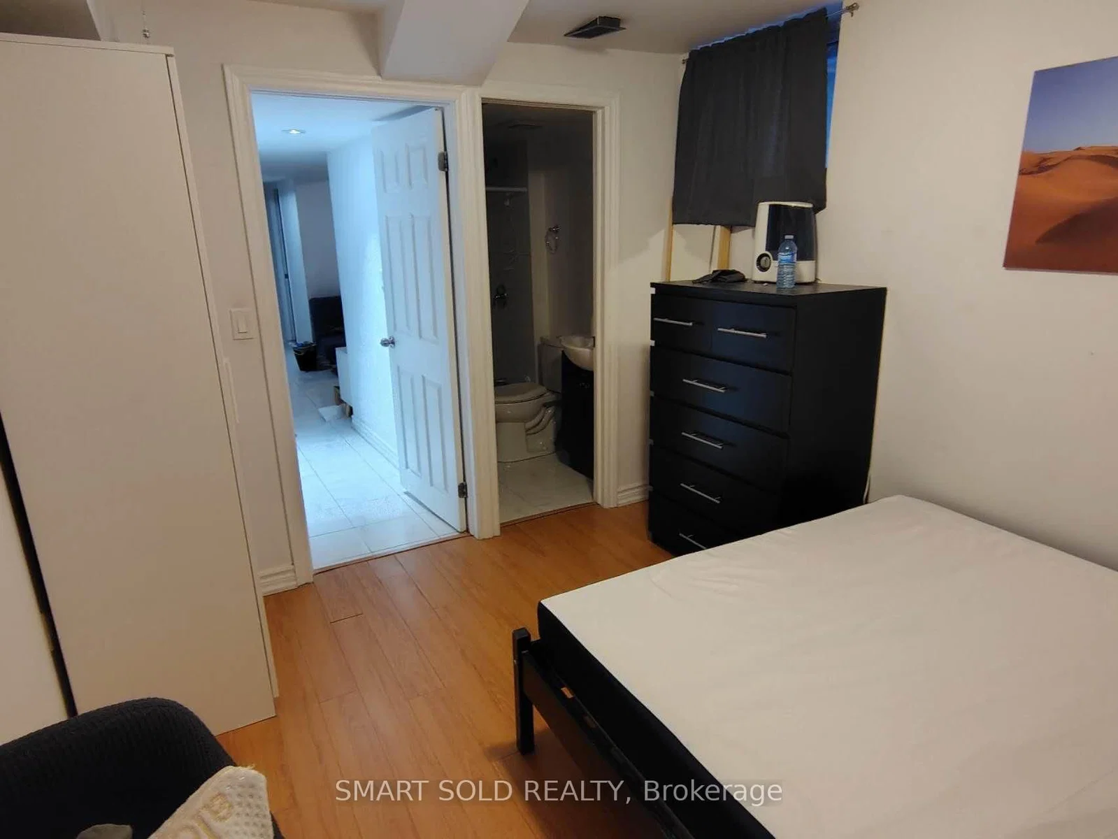 Lower 66 Bellevue Avenue in Toronto · Kensington-Chinatown — photo 3